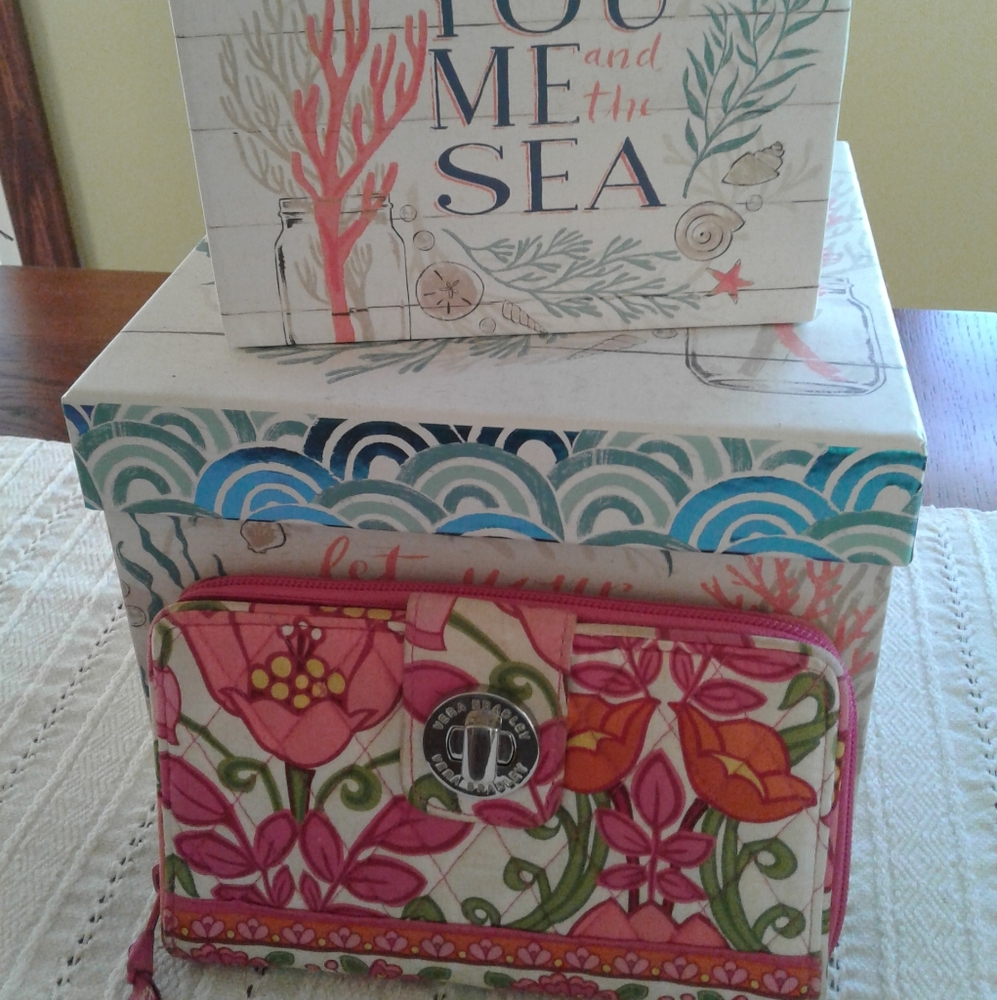 EUC VERA BRADLEY WALLET